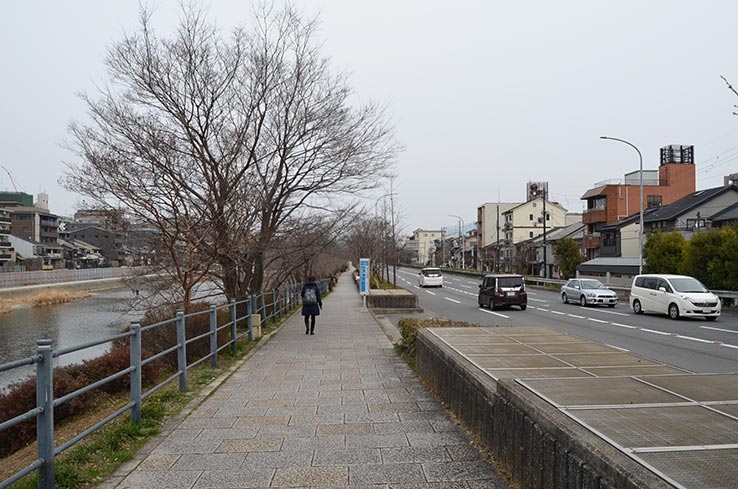 菱六 鴨川沿いの川端通